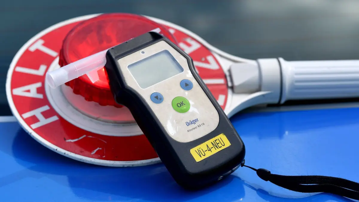 Themenbild,Symbolfoto Alkoholkontrolle. Ein Alkomat,Alkoholtester llegt auf einer Polizeikelle *** Theme image,symbol photo alcohol control A Alkomat,breathalyzer lays on a police ladle
