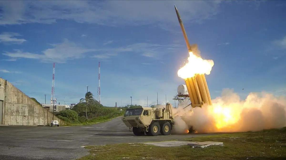 US-Raketenabwehrsystem THAAD: ARCHIV - 25.04.2017, USA, Washington: HANDOUT - Die undatierte Aufnahme zeigt ein US-Raketenabwehrsystem THAAD (Terminal High Altitude Area Defense) beim Abfeuern von Raketen. Das System könnte nach ersten Erkenntnissen vor den neuen russischen Raketen schützen. (zu dpa: «Neue russische Rakete: Nato-Staaten sichern Ukraine Hilfe zu») Foto: Ralph Scott via ZUMA/Department Of Defense/ZUMA Wire/dpa +++ dpa-Bildfunk +++