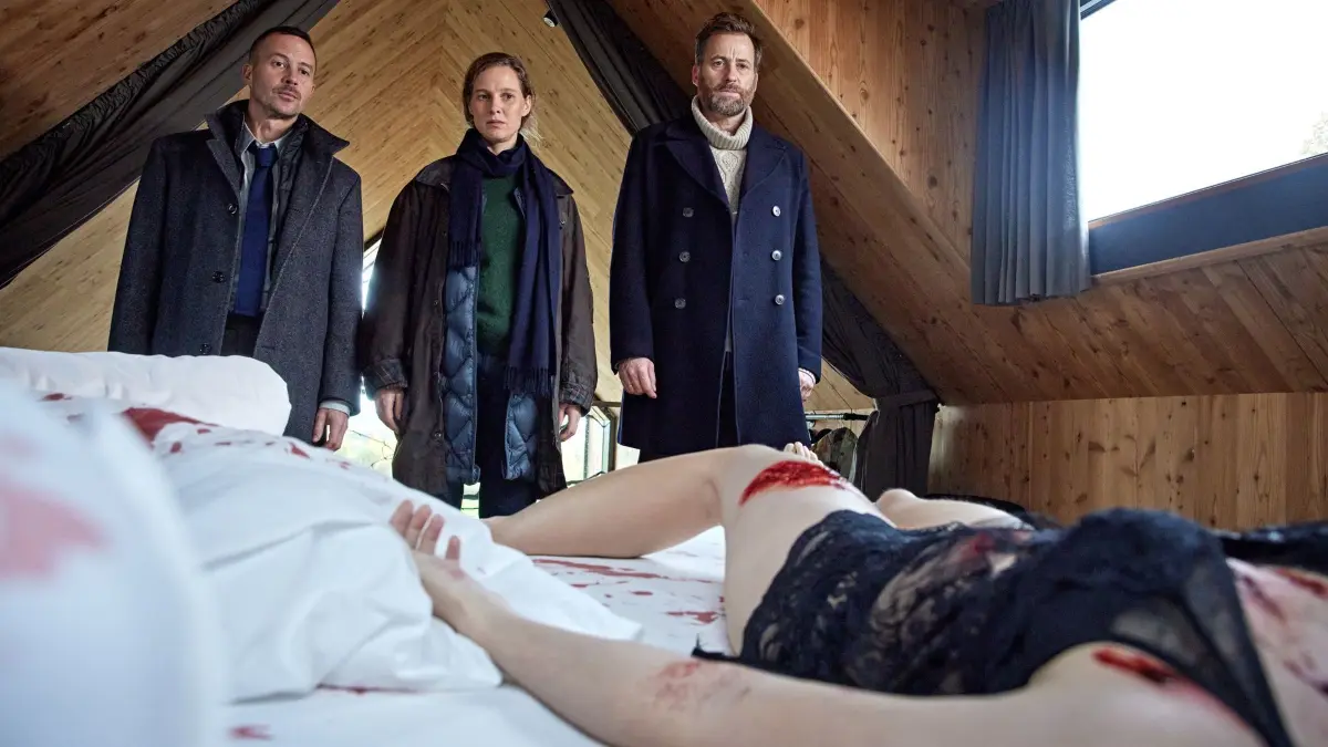 In einer Ferienwohnung finden Rupert (Barnaby Metschurat, l.), Ann Kathrin Klaasen (Picco von Groote) und Frank Weller (Christian Erdmann, r.) eine Leiche.