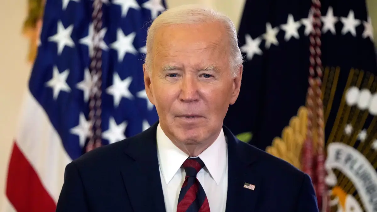 Joe Biden: ARCHIV - 06.12.2024, USA, Washington: US-Präsident Joe Biden spricht bei einer Veranstaltung zu Ehren der Veteranen und ihrer Familien, einen Tag vor dem 83. Jahrestag des Angriffs auf Pearl Harbor, im East Room des Weißen Hauses in Washington. Wenige Wochen vor seinem Abschied aus dem Amt hat Biden im großen Stil Begnadigungen für verurteilte Straftäter veranlasst. (Archivbild) (zu dpa: «Große Begnadigungsaktion Bidens vor Abschied aus Amt») Foto: Mark Schiefelbein/AP/dpa +++ dpa-Bildfunk +++