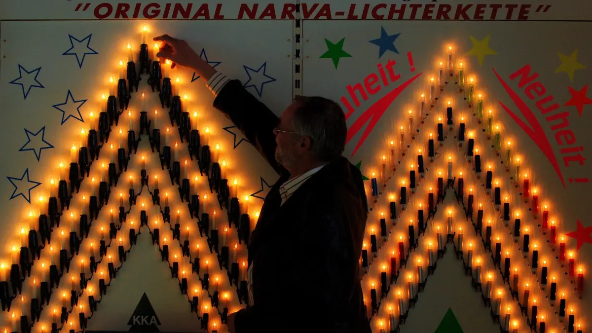 Eine Lampe dreht Hanns Schoenau vom NARVA-GOLUX Glühlampenwerk Oberweißbach GmbH (Kreis Saalfeld-Rudolstadt) am 02.03.2005 in einer original Narva-Lichterkette in die Fassung. Seit letztem Jahr wird die bereits zu DDR-Zeiten produzierte Lichterkette zum Schmücken von Weihnachtsbäumen wieder in Oberweißbach montiert. Die Produktpalette des Glühlampen-Herstellers reicht von Fahrzeuglampen über Signalsoffitten und Illuminations-Beleuchtungen bis zu original Thüringer Glaslichtschmuck. Seit nunmehr 100 Jahren werden in Oberweißbach Glühlampen hergestellt. Der Ort ist zugleich Ursprung der Lampenherstellung mittels Automaten in Deutschland. Foto: Jens Büttner dpa/lth +++ dpa-Bildfunk +++