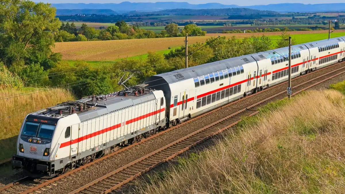 <p>Eine Ellok der Baureihe 147 der DB Fernverkehr fährt mit einem IC auf der Gäubahn von Horb nach Stuttgart Hbf, hier zwischen Gäufelden und Herrenberg. Am Horizont die Schwäbische Alb.</p>