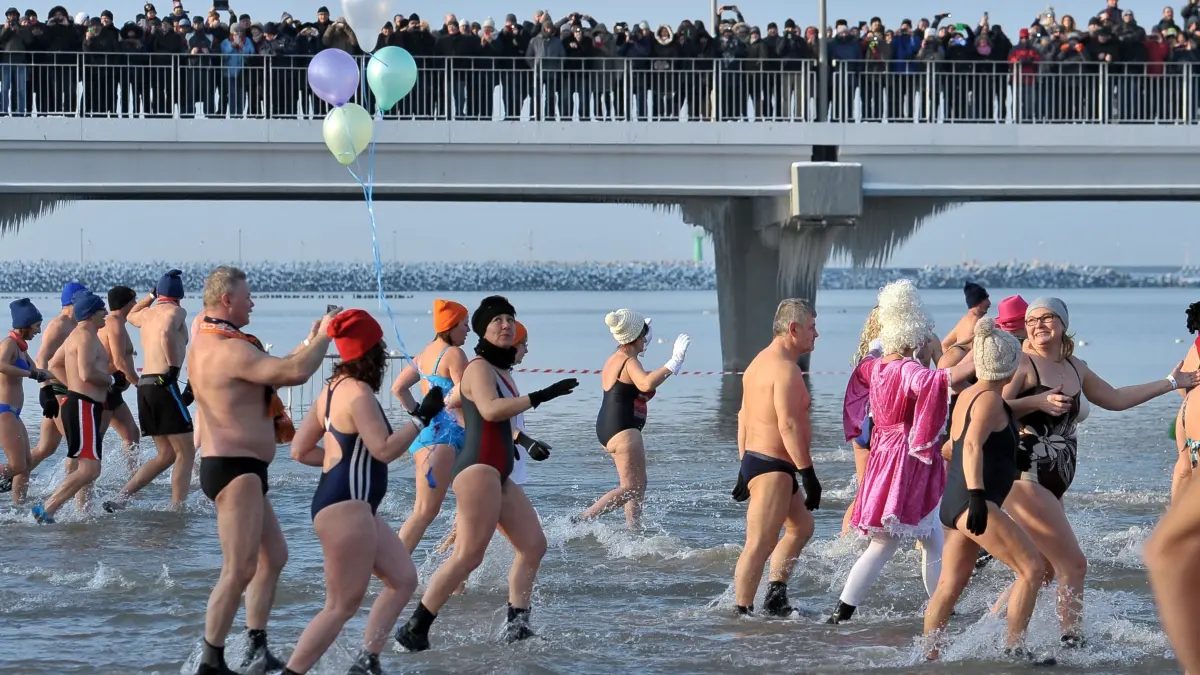 Eisbader vom Walross-Klub in Kolberg (Polen) gehen am 08.01.2017 beim 5. Internationalen Walross-Treffen ins eiskalte Wasser. Die Temperaturen in Kolberg betragen derzeit minus vier Grad Celsius. Foto: Marcin Bielecki/PAP/PAP/dpa ++ +++ dpa-Bildfunk +++