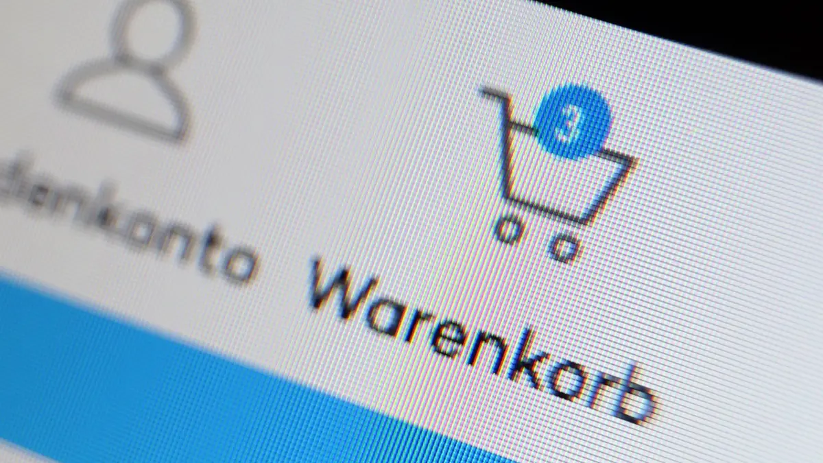 Warenkorb im Internet: ARCHIV - 24.04.2017, Bayern, Kempten: Das Symbol eines Warenkorbes, beziehungsweise eines Einkaufswagen fotografiert von der Webseite eines Internethändlers. Ladengeschäft statt Internetshop: Der von der Corona-Pandemie beflügelte Boom des Online-Shoppings in Deutschland ist einer Umfrage zufolge beendet. (zu dpa: «Wie die EU künftig brauchbare Kleidung retten will») Foto: Karl-Josef Hildenbrand/dpa +++ dpa-Bildfunk +++