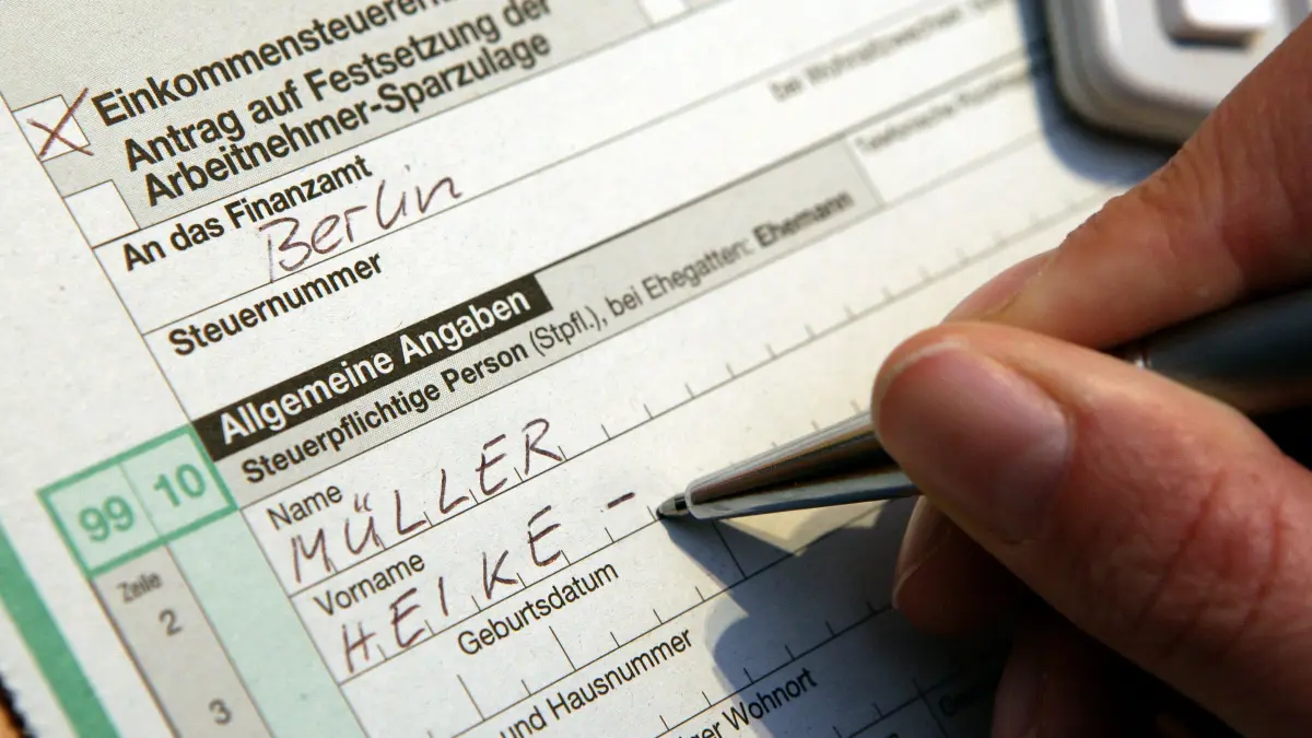 ARCHIV - Eine Frau füllt das Formular für eine Einkommensteuererklärung aus (Archivfoto vom 06.03.2006). Wer im Job keinen eigenen Arbeitsplatz zur Verfügung gestellt bekommt, kann sein Arbeitszimmer zu Hause wieder leichter von der Steuer absetzen. Foto: Patrick Pleul +++ dpa-Bildfunk +++