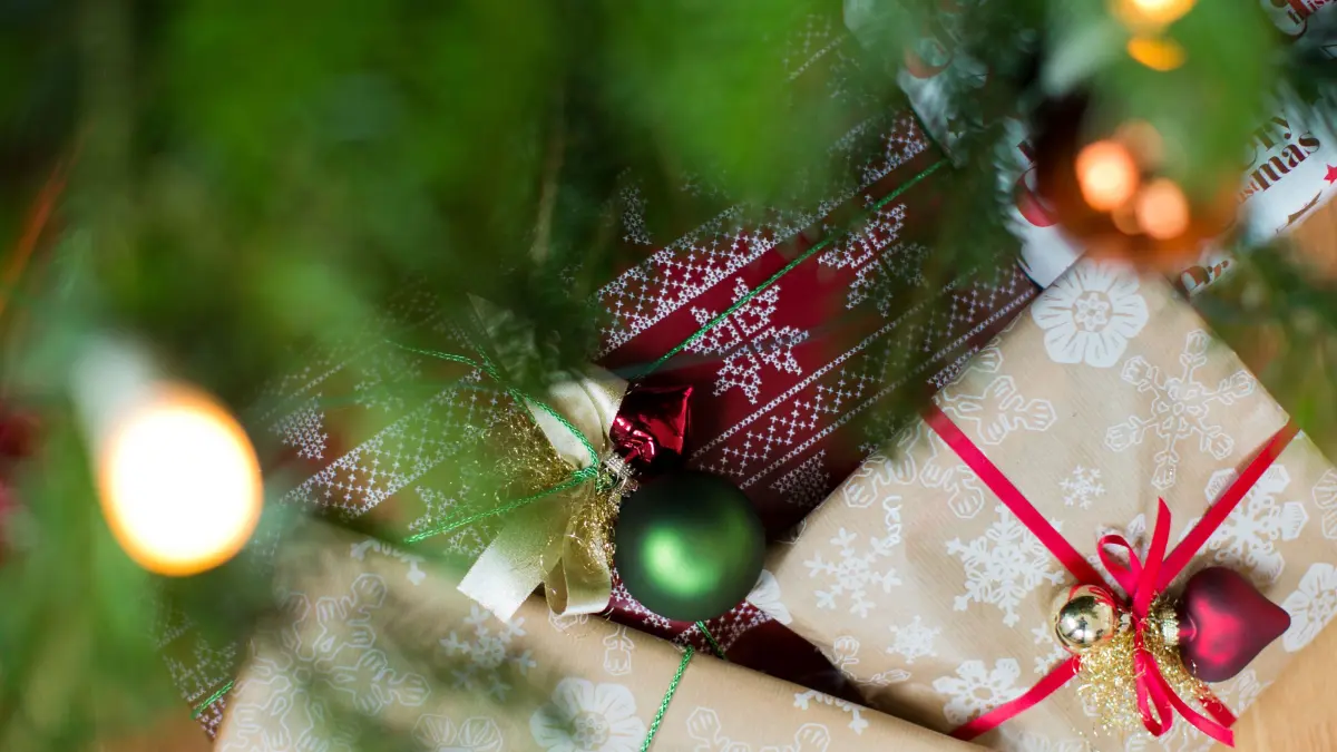 ARCHIV - Geschenke liegen am 19.12.2013 unter einem Weihnachtsbaum in Köln (Nordrhein-Westfalen). Nach dem Fest ist vor dem Umtausch - jedes Jahr landen an Weihnachten ungeliebte Geschenke unter dem Weihnachtsbaum. Doch was damit tun? Wer die Präsente nicht einfach behalten will, kann sie zurückbringen. Foto: Rolf Vennenbernd/dpa +++ dpa-Bildfunk +++