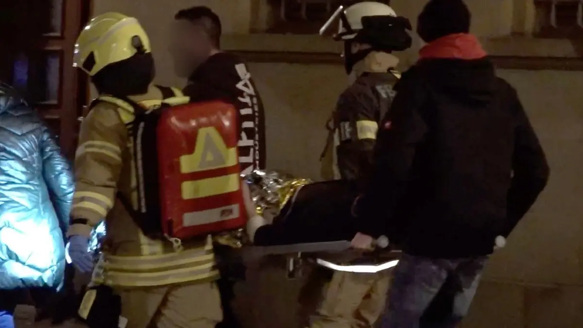 Einsatzkräfte von Rettungsdiensten versorgen einen Verletzten auf dem Weihnachtsmarkt in Magdeburg.