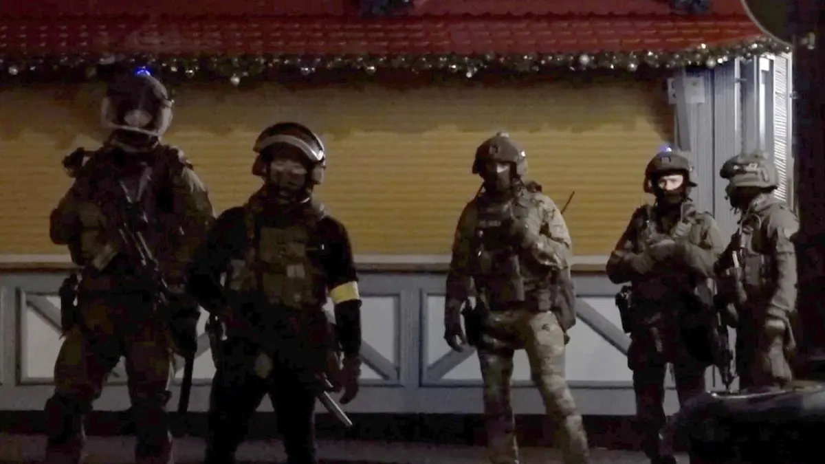 Standbild von einem Video zeigt Sondereinsatzkräfte der Polizei im Einsatz auf dem Weihnachtsmarkt in Magdeburg.