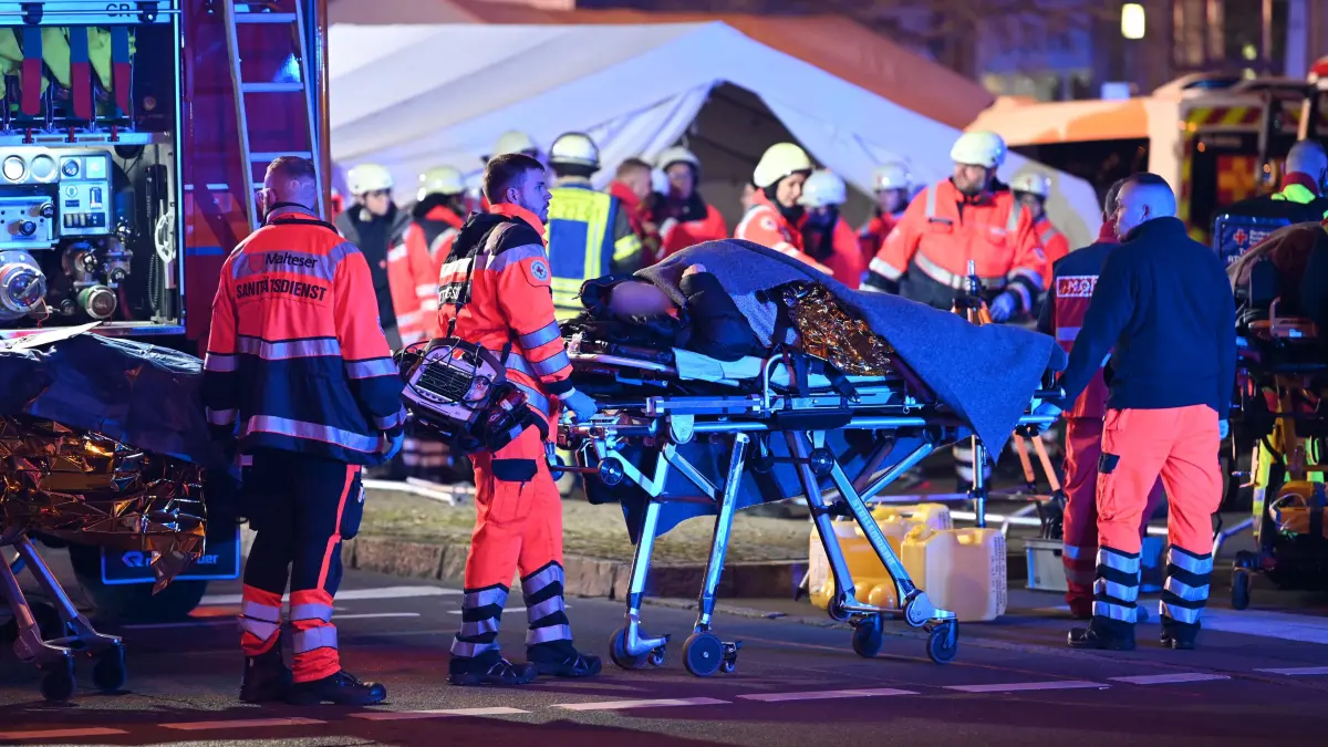 Einsatzkräfte von Rettungsdiensten, Polizei und Feuerwehr sind im Einsatz auf dem Weihnachtsmarkt in Magdeburg.