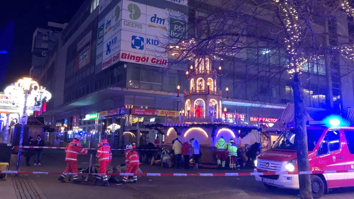 Auto fährt in Menschenmenge auf Magdeburger Weihnachtsmarkt: 20.12.2024, Sachsen-Anhalt, Magdeburg: Einsatzkräfte von Rettungsdiensten und Feuerwehr sind im Einsatz auf dem Weihnachtsmarkt in Magdeburg. Auf dem Weihnachtsmarkt in Magdeburg ist ein Autofahrer in eine Menschengruppe gefahren. (Bestmögliche Qualität) Foto: Dörthe Hein/dpa-Zentralbild/dpa +++ dpa-Bildfunk +++
