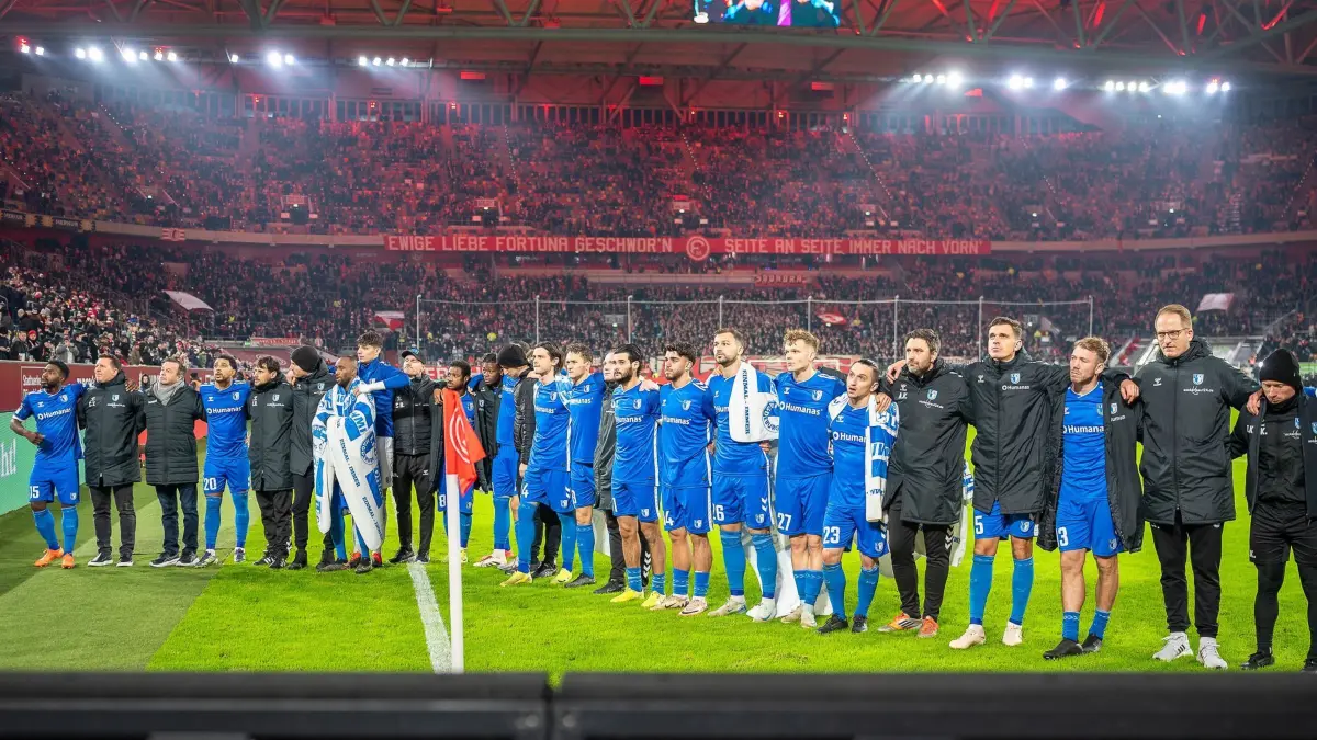 Fortuna Düsseldorf - 1. FC Magdeburg: 20.12.2024, Nordrhein-Westfalen, Düsseldorf: Fußball: 2. Bundesliga, Fortuna Düsseldorf - 1. FC Magdeburg, 17. Spieltag, in der Merkur Spiel-Arena. Die Magdeburger Mannschaft versammelt sich, aufgrund der Nachrichtenlage in Magdeburg, schweigend vor ihren Fans. Foto: Kirchner-Media/Th/Kirchner-Media/dpa +++ dpa-Bildfunk +++