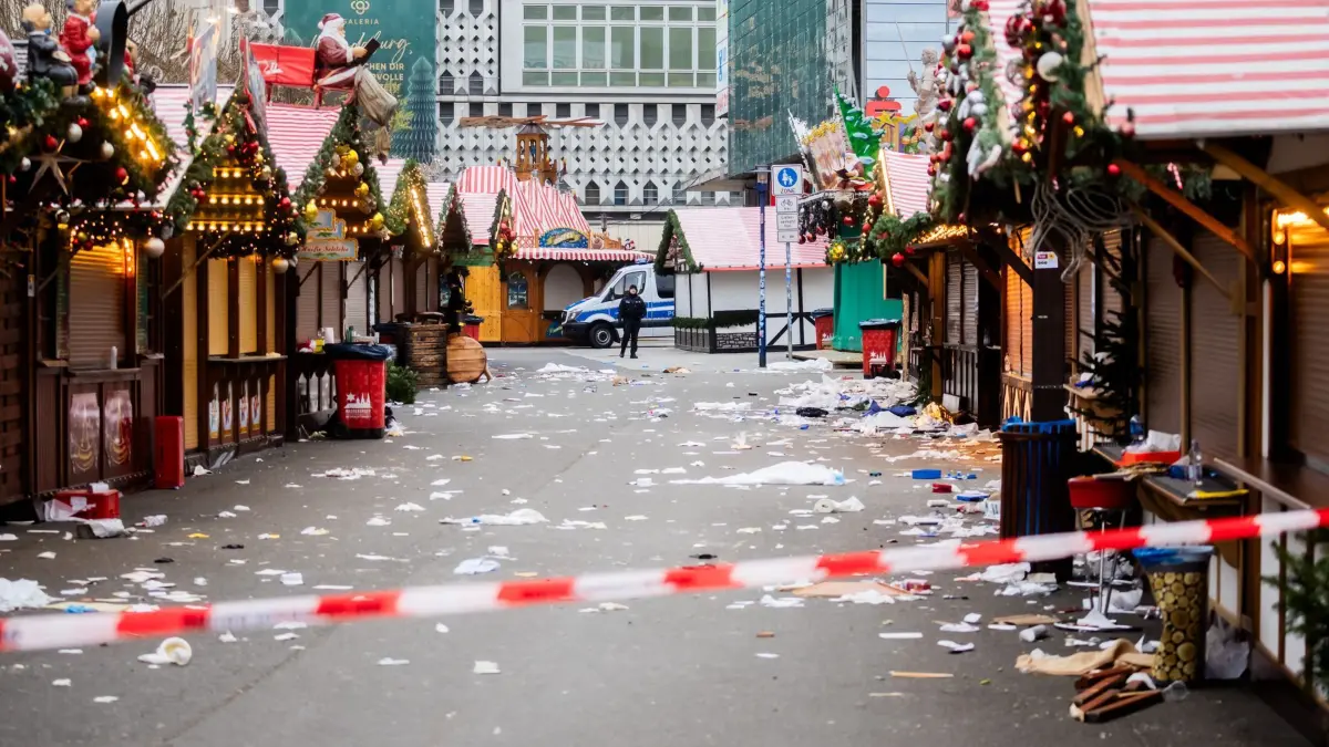 Nach Todesfahrt auf Weihnachtsmarkt in Magdeburg: 21.12.2024, Sachsen-Anhalt, Magdeburg: Müll und andere Gegenstände liegen auf dem Weihnachtsmarkt. Am Vorabend war ein Autofahrer in eine Menschengruppe gefahren. Es gab mehrere Tote und Verletzte. Foto: Christoph Soeder/dpa +++ dpa-Bildfunk +++