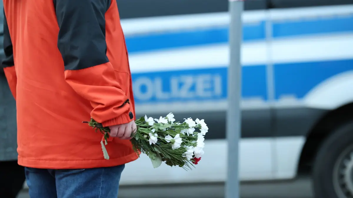 Nach Todesfahrt auf Weihnachtsmarkt in Magdeburg: 21.12.2024, Sachsen-Anhalt, Magdeburg: Menschen trauern vor der Johanniskirche für die Opfer von dem Anschlag auf dem Weihnachtsmarkt in Magdeburg. Auf dem Weihnachtsmarkt in Magdeburg ist ein Autofahrer in eine Menschengruppe gefahren. Foto: Matthias Bein/dpa +++ dpa-Bildfunk +++