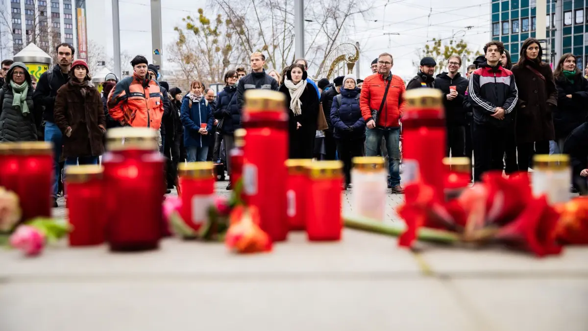 Nach Todesfahrt auf Weihnachtsmarkt in Magdeburg: 21.12.2024, Sachsen-Anhalt, Magdeburg: Menschen trauern bei einer Mahnwache auf dem Platz vor der Oper und haben Kerzen und Blumen niedergelegt. Auf dem Weihnachtsmarkt in Magdeburg ist ein Autofahrer in eine Menschengruppe gefahren. Foto: Christoph Soeder/dpa +++ dpa-Bildfunk +++