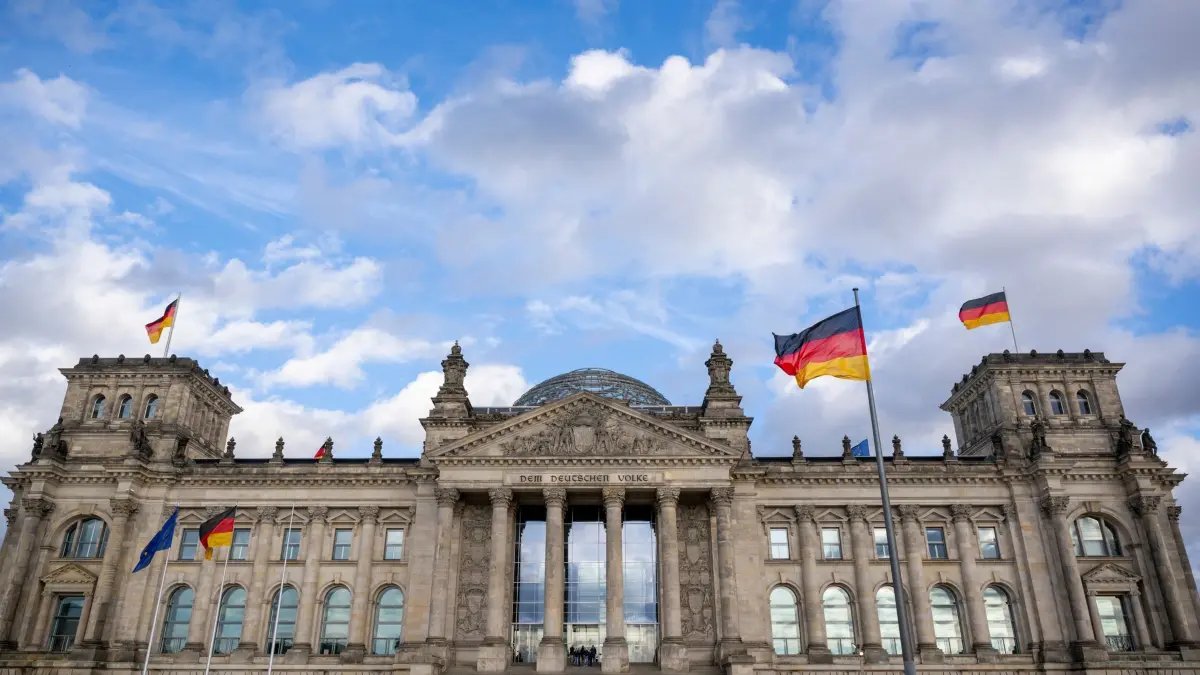 Entscheidung zu Bundestagsauflösung: ARCHIV - 13.03.2023, Berlin: Blick auf das Reichstagsgebäude, den Sitz des Deutschen Bundestags. Foto: Monika Skolimowska/dpa +++ dpa-Bildfunk +++