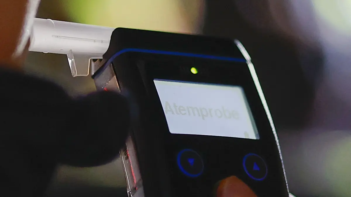 ARCHIV - 08.03.2024, Bayern, Aschaffenburg: Die Polizei misst den Atemalkoholgehalt eines Autofahrers mit einem Alkoholtester, um festzustellen, ob er möglicherweise unter Alkoholeinfluss steht. (zu dpa: «Mit 1,2 Promille unterwegs: Fahrerin verursacht zwei Unfälle») Foto: Heiko Becker/dpa +++ dpa-Bildfunk +++