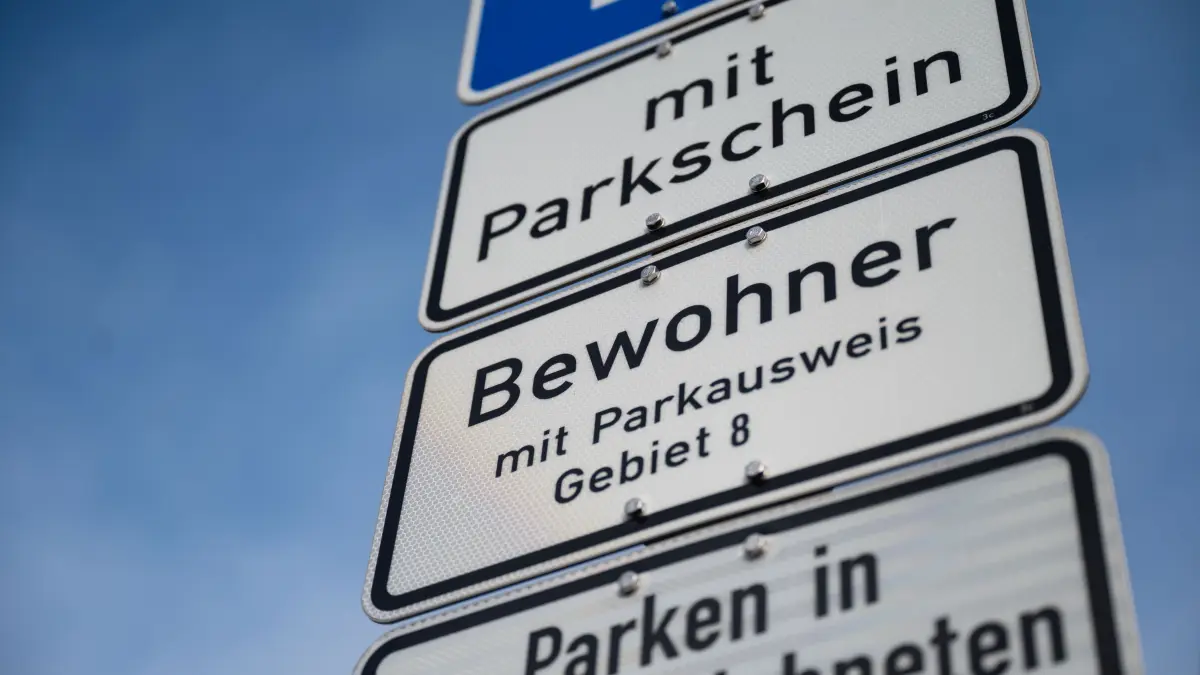 KINA - Park statt Parken: ARCHIV - 28.12.2021, Baden-Württemberg, Tübingen: Ein Schild weist auf ein bewirtschaftetes Parkgebiet hin. Die Menschen, die in dieser Straße wohnen, dürfen dort parken. (zu dpa: «Bewohner müssen in Tübingen fürs Parken mehr zahlen») Foto: Marijan Murat/dpa +++ dpa-Bildfunk +++