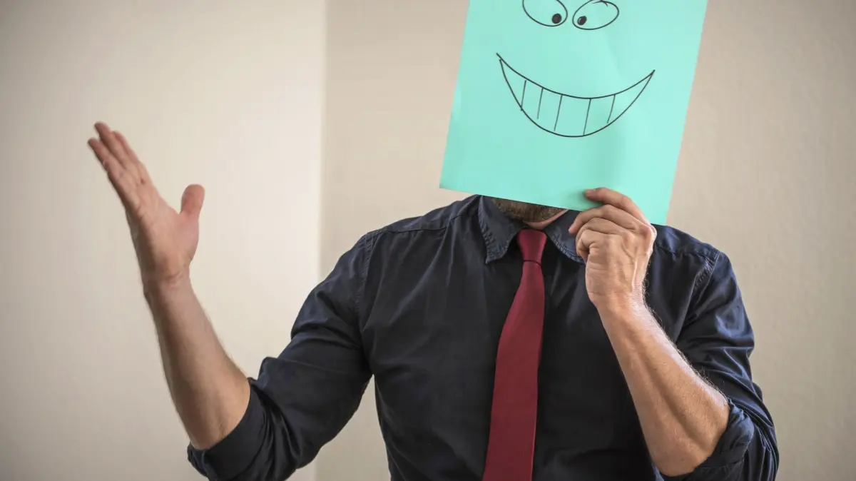Nimm Dich nicht zu ernst: Mann mit gezeichnetem lachenden Gesicht (Themenfoto). Dass Lachen gesund ist, ist bekannt. Die Koenigsdisziplin aber ist, auch ueber sich selbst lachen zu koennen. Das entspannt nicht nur und schenkt Gelassenheit. Es wirkt auch souveraen und macht sexy. (Siehe epd-Feature vom 02.01.2025)