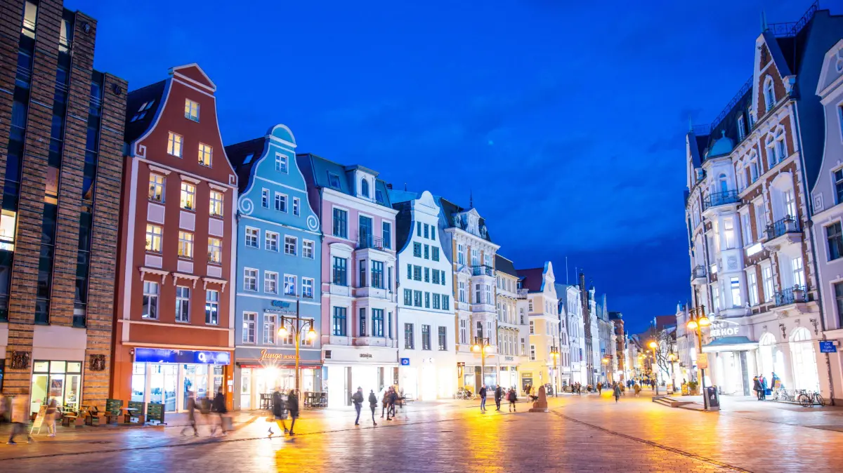 Blick in der sogenannten Blauen Stunde vom Universitätsplatz in die Kröpeliner Strasse mit den Wohn- und Geschäftshäusern im Hansestil. (zu dpa: «Viele in Rostock lebende Menschen sind eher unzufrieden») +++ dpa-Bildfunk +++