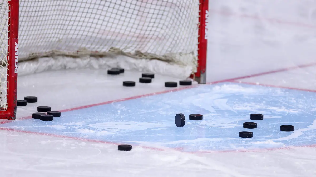 07.01.2025, Eishockey, DEL, K?lner Haie - Eisb?ren Berlin: 07.01.2025, Eishockey, Penny DEL, K?lner Haie - Eisb?ren Berlin, Spieltag 27, Lanxess-Arena K?ln: Feature Symbol Symbolbild Symbolfoto Eishockeytor mit Puck Pucks auf dem Eis Nordrhein-Westfalen Deutschland *** 07 01 2025, Ice Hockey, Penny DEL, K?lner Haie Eisb?ren Berlin, Matchday 27, Lanxess Arena Cologne Feature Symbol Symbol Symbol Symbol Photo Ice Hockey Goal with Puck Pucks on the Ice North Rhine Westphalia Germany