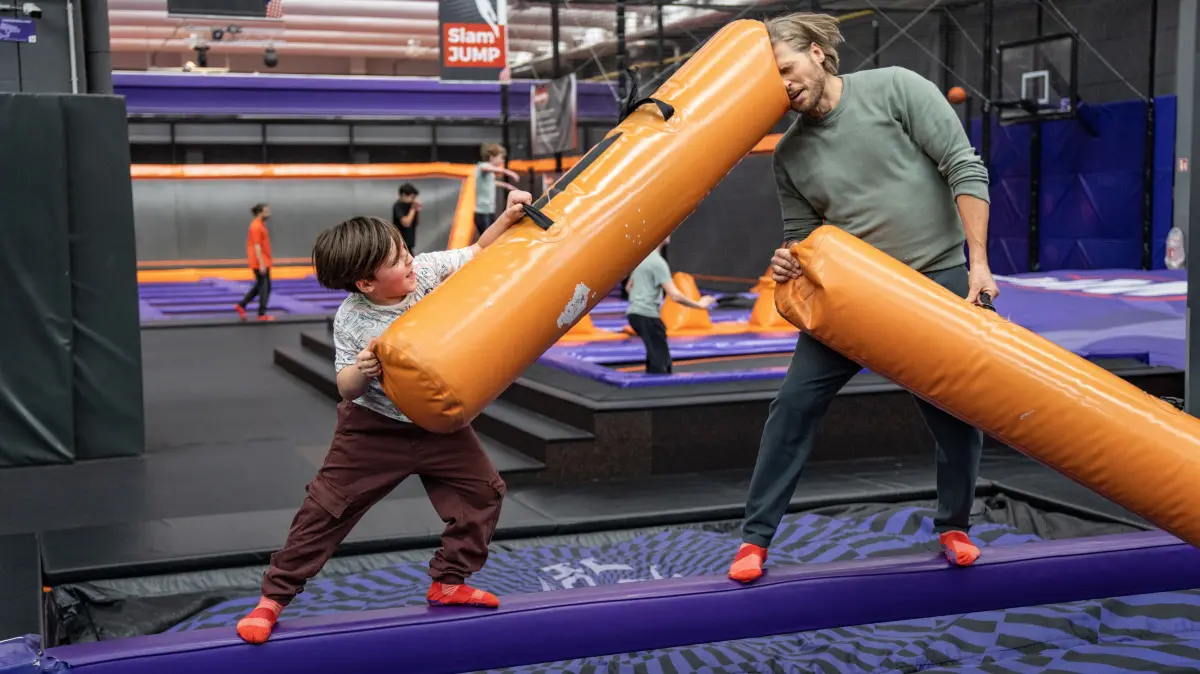 Mads (Sebastian Ströbel, r.) macht jeden Spaß mit Oscar (Thias Dertinger, l.) mit.