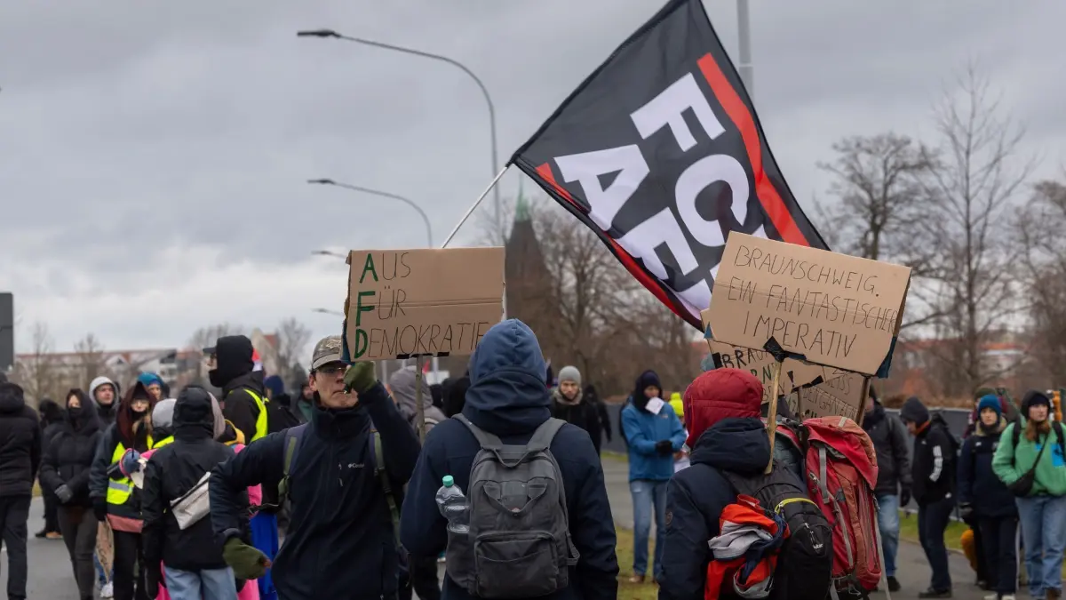AfD-Parteitag Riesa - Proteste: 11.01.2025, Sachsen, Riesa: Demonstranten protestieren gegen den Bundesparteitag der AfD. Auf dem Parteitag soll das Bundestagswahlprogramm verabschiedet und die Co-Vorsitzende Weidel als Kanzlerkandidatin aufgestellt werden. Foto: Daniel Wagner/dpa +++ dpa-Bildfunk +++