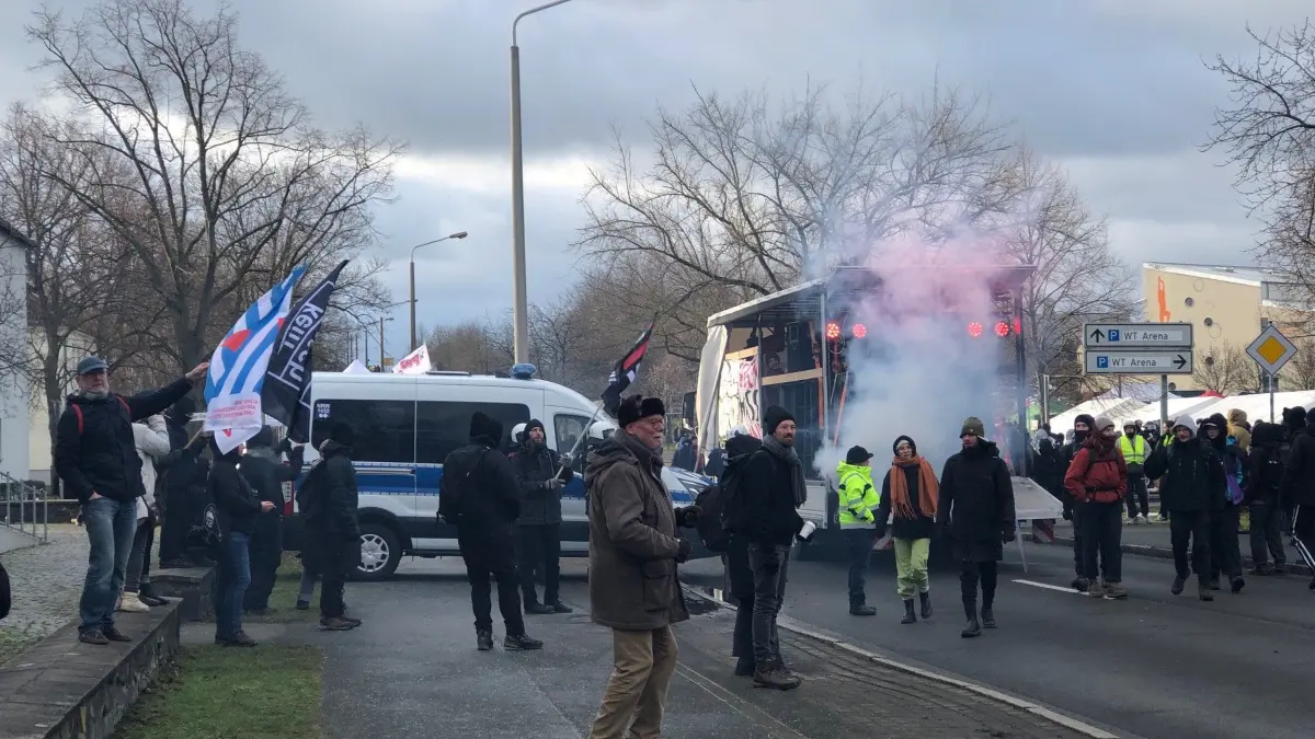 AfD-Parteitag in Riesa: Christoph Heinemann (M.) und Lothar Priewe (l.) vom Kreisverband der Vereinigung der Verfolgten des Nazi-Regimes-Bund der Antifaschisten (VVN-BdA) Uckermark-Barnim haben Hauptveranstaltungsort der Proteste erreicht. Die Demonstranten tanzen sich zu Techno-Musik warm.