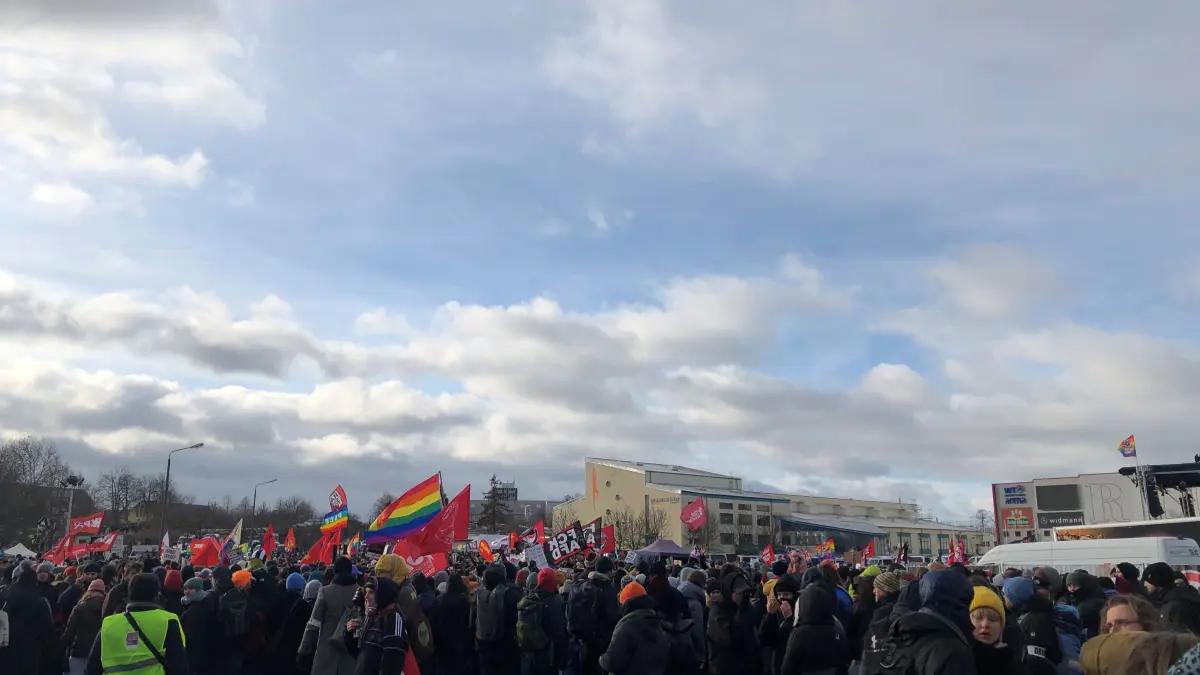 AfD-Parteitag in Riesa: Mehr als 10.000 Menschen demonstrieren vor der WT Energiesysteme Arena.