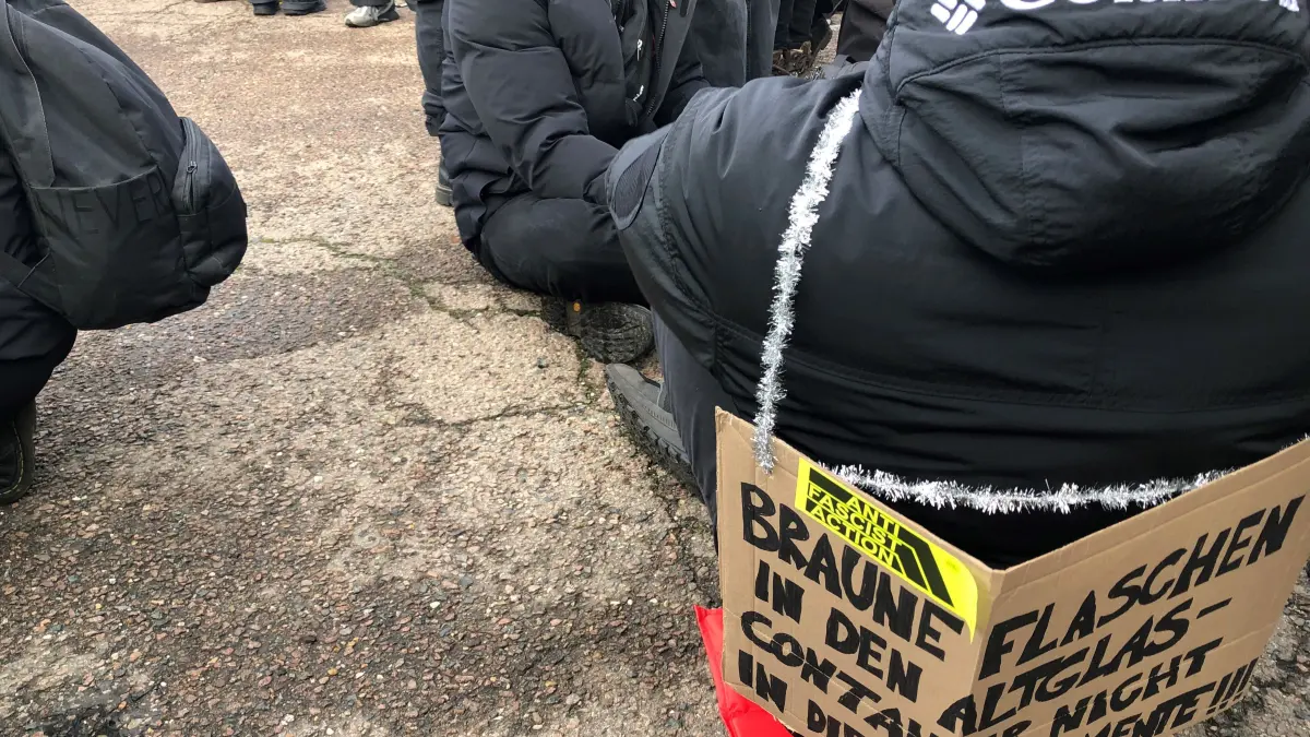 AfD-Parteitag in Riesa: Mehr als 10.000 Menschen demonstrieren vor der WT Energiesysteme Arena.