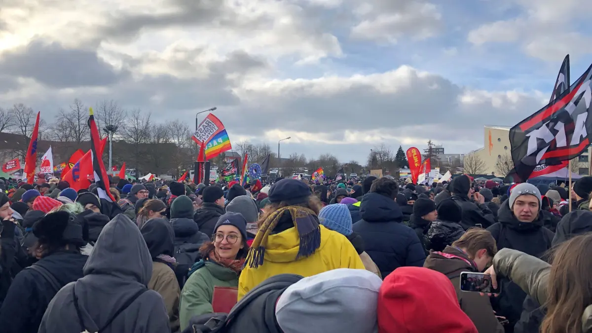 AfD-Parteitag in Riesa: Mehr als 10.000 Menschen demonstrieren vor der WT Energiesysteme Arena.