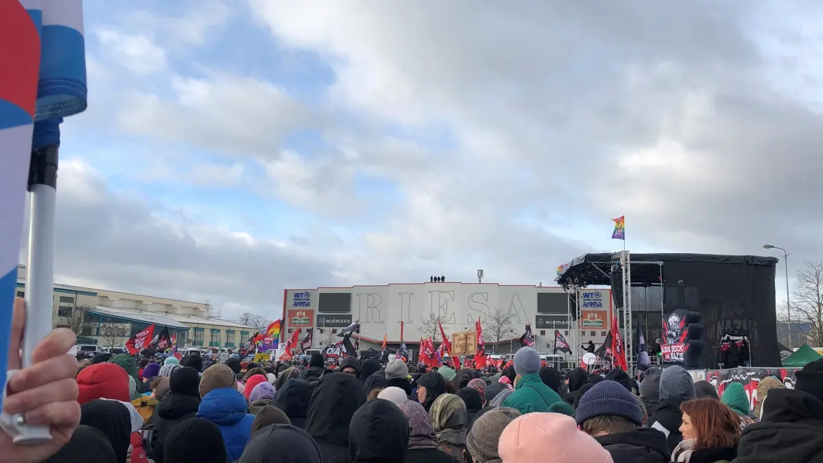 AfD-Parteitag in Riesa: Mehr als 10.000 Menschen demonstrieren vor der WT Energiesysteme Arena.