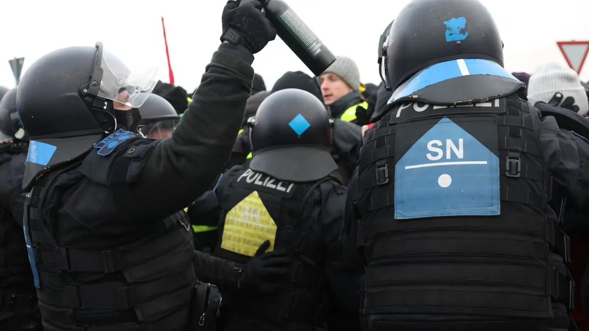 AfD-Parteitag Riesa - Proteste: 11.01.2025, Sachsen, Riesa: Polizisten stoppen mit Pfefferspray eine Demonstration gegen den Bundesparteitag der AfD. Auf dem Parteitag soll das Bundestagswahlprogramm verabschiedet und die Co-Vorsitzende Weidel als Kanzlerkandidatin aufgestellt werden. Foto: Jan Woitas/dpa +++ dpa-Bildfunk +++