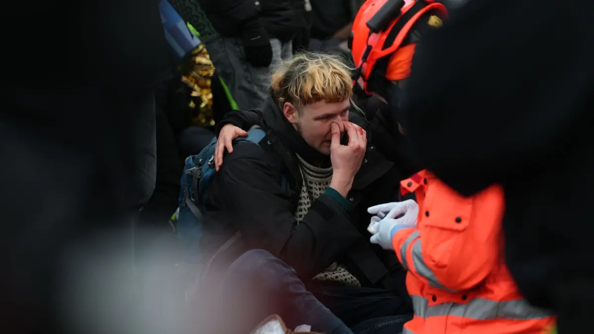 AfD-Parteitag Riesa - Proteste: 11.01.2025, Sachsen, Riesa: Ein Sanitäter versorgt einen Demonstranten nach Zusammenstößen mit der Polizei bei einer Demonstration gegen den Bundesparteitag der AfD. Auf dem Parteitag soll das Bundestagswahlprogramm verabschiedet und die Co-Vorsitzende Weidel als Kanzlerkandidatin aufgestellt werden. Foto: Jan Woitas/dpa +++ dpa-Bildfunk +++