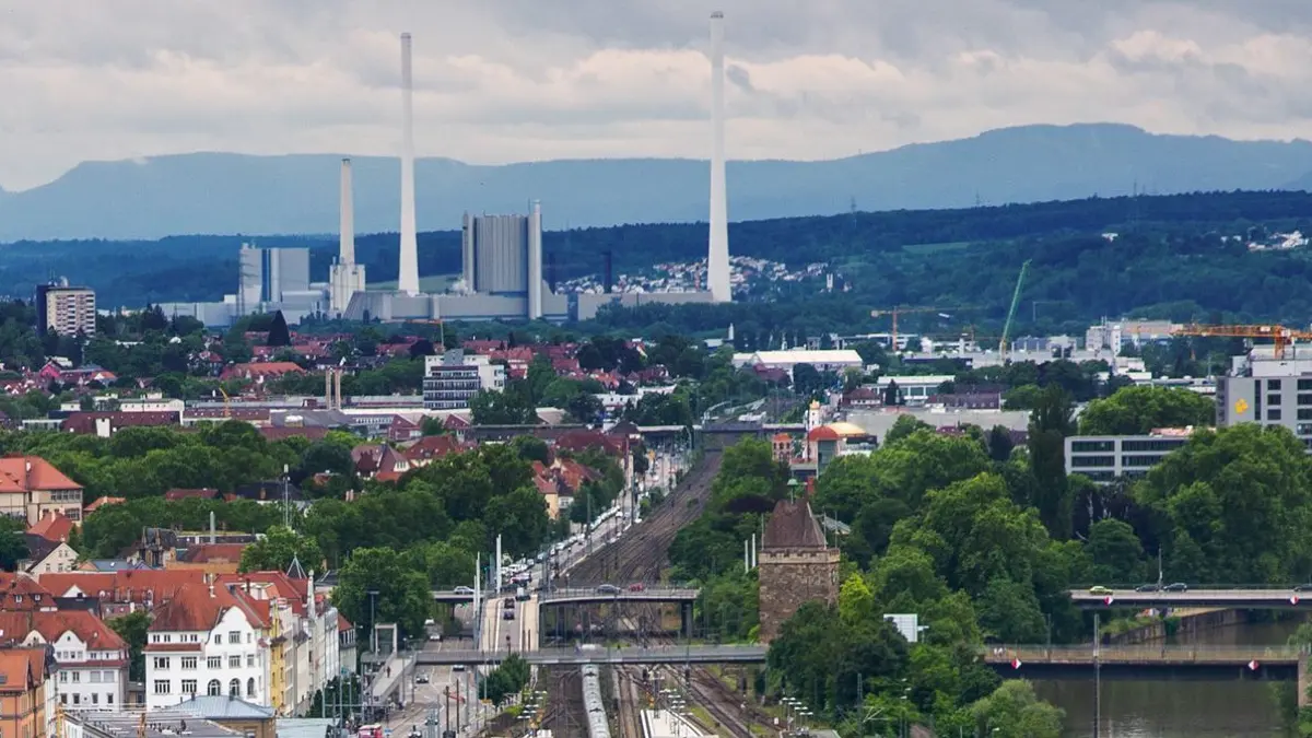 foto: Roberto Bulgrin
27. 05. 2024
Esslingen, Mettingen, Weinberge, Blick ins Neckartal mit neuer Hochschule und dem Kraftwerk Altbach