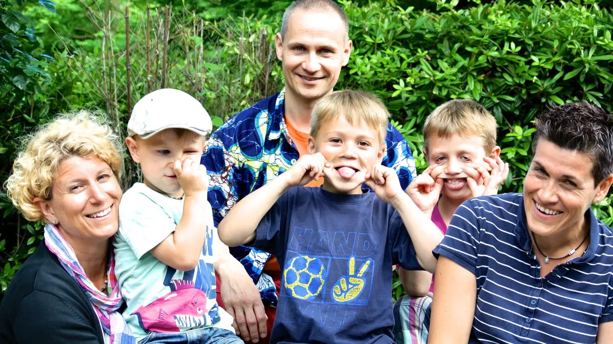 HANDOUT - Diese Familie hat die Frankfurter Filmemacherin Annette Ernst zwölf Jahre lang mit der Kamera begleitet: Anny (l-r), Pino, Eike, Lou, Linus, Pedi. Daraus entstand ein knapp 100 Minuten langer Dokumentarfilm, der im Oktober in die Kinos kommt: «Mutter Mutter Kind - Let's do this differenty». +++ dpa-Bildfunk +++