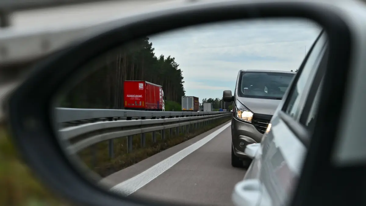 ARCHIV - Drängler im Außenspiegel: Ausreichend Abstand zu halten, ist für die Sicherheit aller Verkehrsteilnehmer entscheidend. (zu dpa: «Abstand halten: Das müssen Autofahrer wissen») Foto: Patrick Pleul/dpa-Zentralbild/dpa - Honorarfrei nur für Bezieher des dpa-Themendienstes +++ dpa-Themendienst +++
