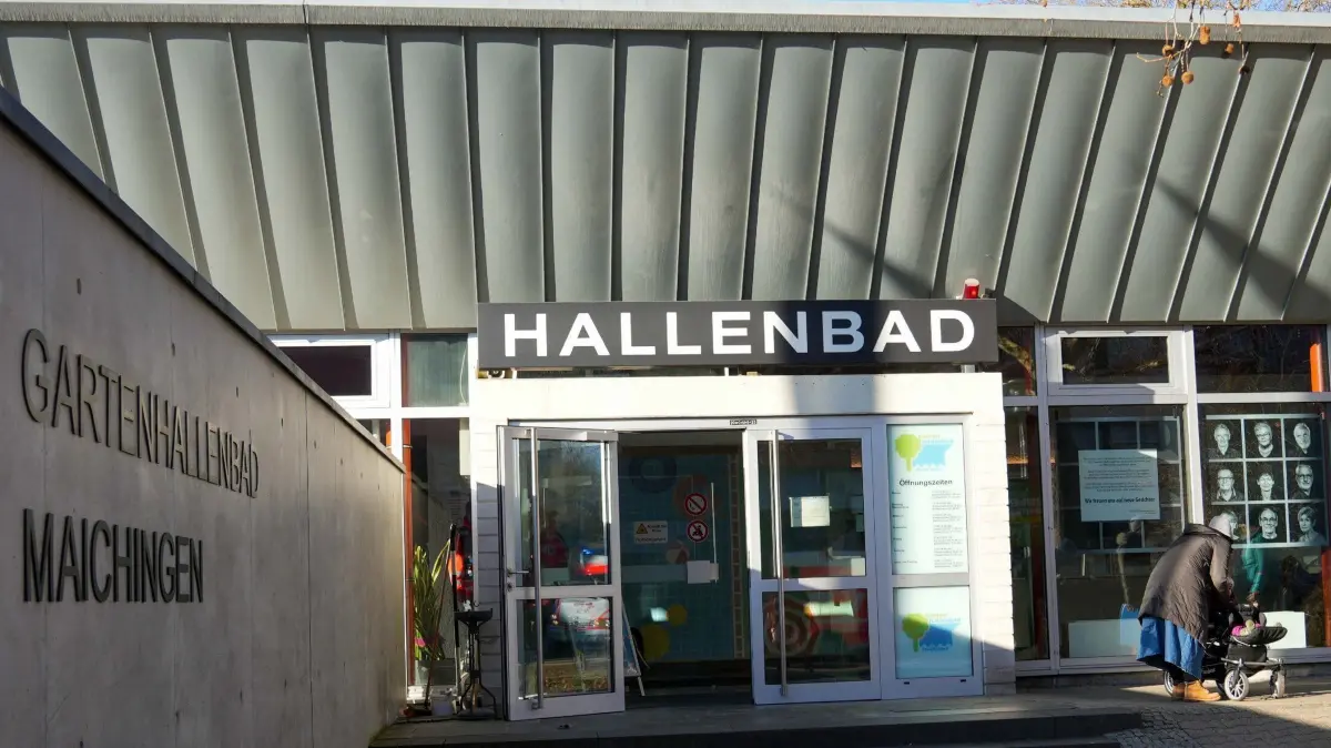 Sindelfingen-Maichingen: Rauchentwicklung im Hallenbad nach durchgebrannten LED s: Brand einer Anzeigentafel im Gartenhallenbad Maichingen – <br />
Vorbildliches Handeln verhindert Schlimmeres <br />
Maichingen, 14. Januar 2025 – Am heutigen Vormittag kam es im <br />
Gartenhallenbad Maichingen zu einem Brand einer Anzeigentafel im <br />
Badebereich. Dank des umsichtigen Handelns des Bademeisters <br />
konnte Schlimmeres verhindert werden. <br />
Der Brand wurde gegen 10:20 Uhr bemerkt, als Rauch aus der <br />
Anzeigentafel aufstieg. Der Bademeister reagierte unverzueglich und <br />
leitete die Evakuierung des Badebereichs ein. Kinder und <br />
Erwachsene wurden sicher und geordnet in das rauchfreie Foyer <br />
gebracht. <br />
Die Feuerwehr Sindelfingen rueckte rasch an, kontrollierte die <br />
Situation vor Ort und entrauchte den betroffenen Bereich. Das <br />
Hallenbad wurde zur Sicherheit stromlos geschaltet. <br />
Gluecklicherweise erlosch das Feuer selbststaendig, bevor es sich <br />
weiter ausbreiten konnte. <br />
Das Deutsche Rote Kreuz (DRK), Ortsverband Maichingen, sowie <br />
der Rettungsdienst uebernahmen die Betreuung der evakuierten <br />
Personen. Es wurde niemand verletzt. <br />
Die Einsatzleitung lag bei Rainer Just und Sascha Luft, die <br />
gemeinsam mit ihrem Team die Lage professionell und umsichtig <br />
meisterten. Ebenfalls machte sich Ortvorsteher Wolfgang Stierle ein <br />
Bild der Lage <br />
Der Badebetrieb bleibt am heutigen Dienstag geschlossen um eine <br />
umfassende Ueberpruefung der Elektrik im Bereich der defekten <br />
Anzeigetafel zu ermoeglichen.