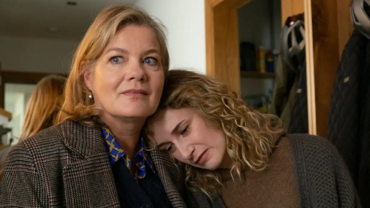 Wie soll es weitergehen? Jana Weiss (Pia Barucki, r.) sucht Halt bei ihrer Mutter Ulla Hoppe (Birge Schade, l.).
