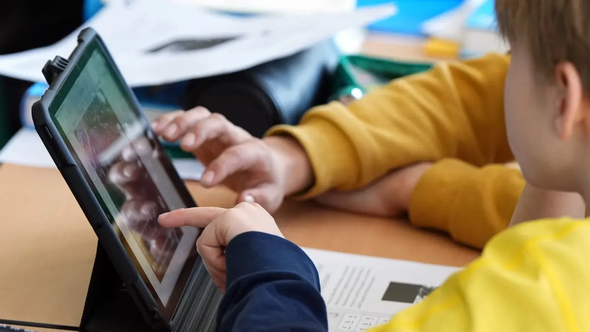 Schüler arbeiten an einem Tablet