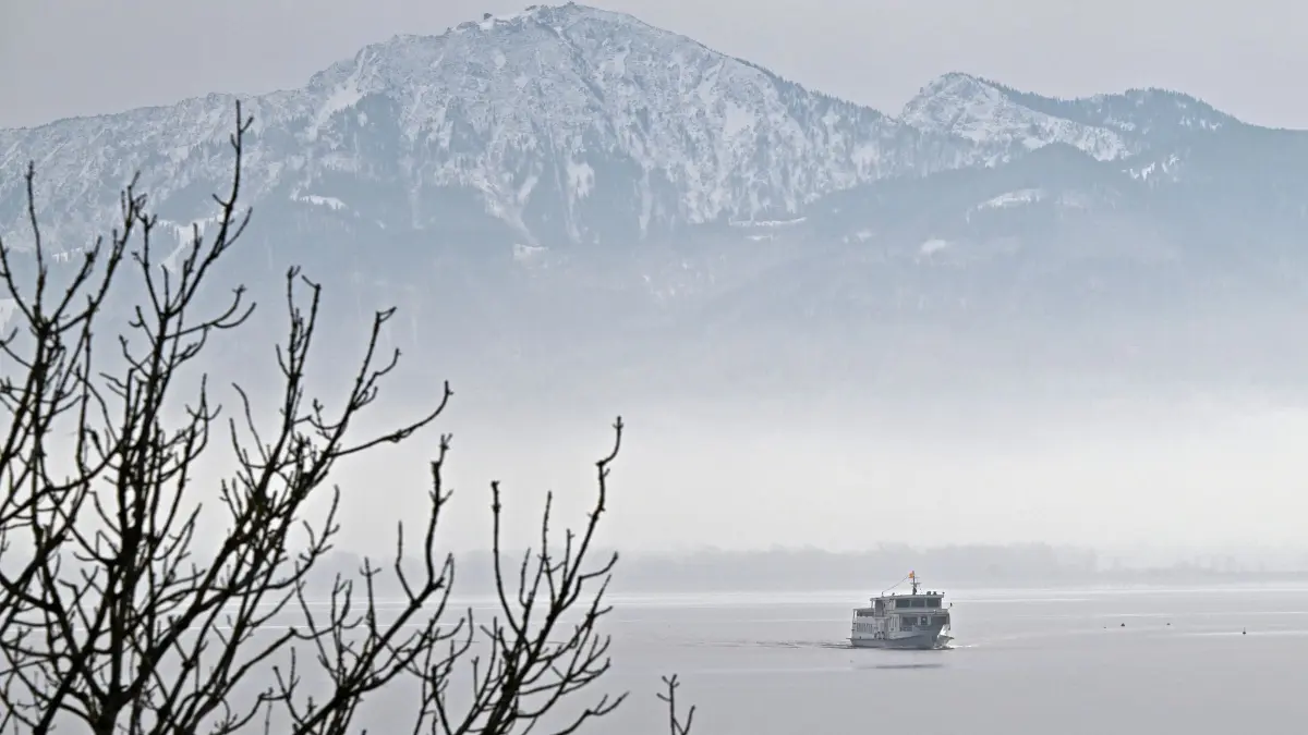 Wetter am Chiemsee: ARCHIV - 14.12.2024, Bayern, Gstadt: Ein Ausflugsschiff fährt am Morgen bei nebligem Wetter über den Chiemsee. (zu dpa: «Nebel und kalte Nächte am Wochenende - im Bergland Sonne») Foto: Uwe Lein/dpa +++ dpa-Bildfunk +++