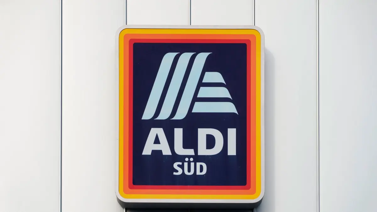 ARCHIV - 16.01.2024, Hessen, Mörfelden-Walldorf: Das Logo von Aldi-Süd ist an der Fassade des Discounters angebracht. (zu dpa: «Gericht verbietet Aldi den Verkauf seiner Dubai-Schokolade») Foto: Andreas Arnold/dpa +++ dpa-Bildfunk +++