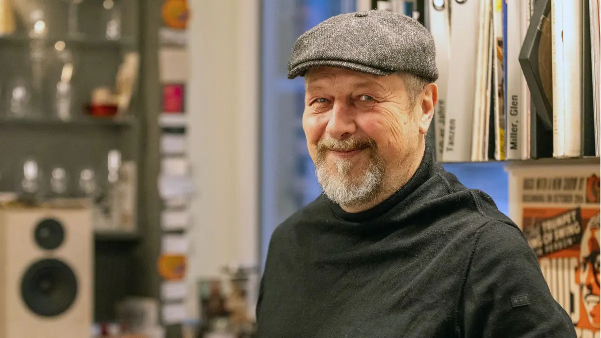 Eugen Hirneis, Inhaber vinyl audio Hirneis Design, in seinem Laden,
BBKZ, Totgesagt: Vinyl-Plattenladen in Jettingen, vinyl audio Hirneis Design, Besuch vor Ort, 10.01.2025
Foto: Eibner-Pressefoto/Andreas Ulmer