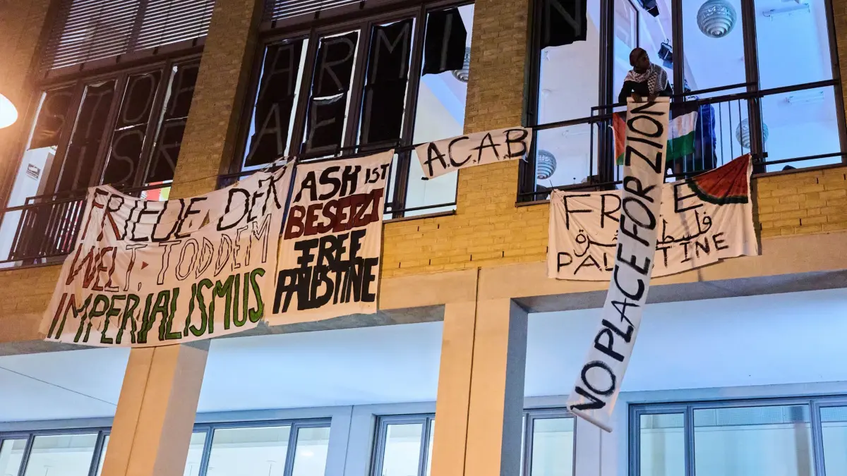 Propalästinensische Aktivisten besetzen Hörsaal: ARCHIV - 06.01.2025, Berlin: «Friede der Welt - Tod dem Imperialismus» ist nur ein Slogan, den Palästina Aktivisten bei der Besetzung des Hörsaals in der Alice-Salomon-Hochschule in Hellersdorf aus dem Fenster hängen haben. Die Leitung der Uni duldet die Aktion. (zu dpa: «Historikerin zu Protesten an Unis: Streit aushalten») Foto: Annette Riedl/dpa +++ dpa-Bildfunk +++
