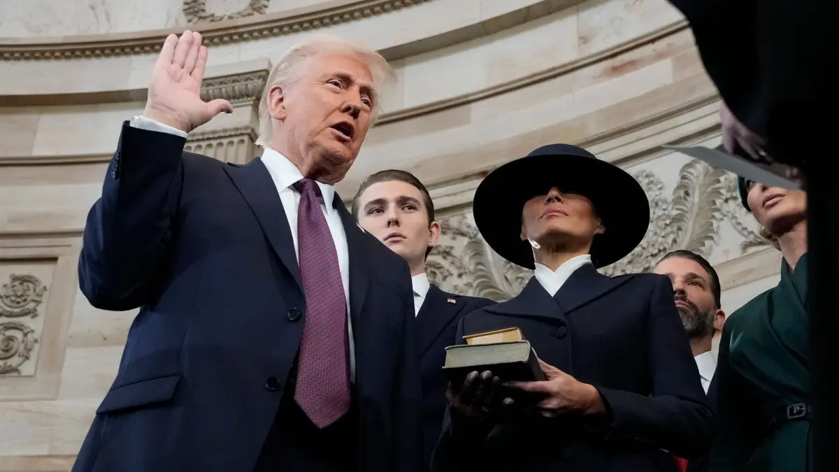 Amtseinführung Trump: 20.01.2025, USA, Washington: Donald Trump wird von Chief Justice John Roberts als 47. Präsident der Vereinigten Staaten vereidigt, während Melania Trump die Bibel während der 60. Amtseinführung des Präsidenten in der Rotunde des US-Kapitols in Washington hält. Foto: Morry Gash/AP Pool/dpa +++ dpa-Bildfunk +++