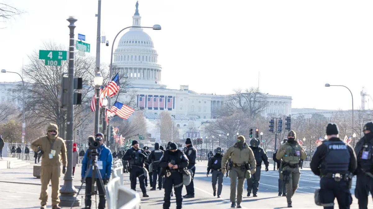 Amtseinführung Trump: 20.01.2025, USA, Washington: Anhänger von Trump, Polizisten und andere Einsatzkräfte versammeln sich im Bereich des US-Kapitols vor der Amtseinführung von Trump. Foto: Vanessa Carvalho/ZUMA Press Wire/dpa +++ dpa-Bildfunk +++