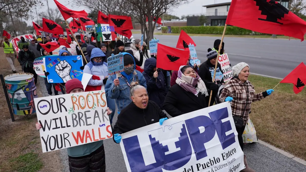 Amtseinführung Trump - Demonstrationen in Texas: 20.01.2025, USA, McAllen: Die Organisation La Union del Pueblo Entero (LUPE; dt. Union des gesamten Volkes) demonstriert gegen die Amtseinführung des US-Präsidenten Donald Trump. Foto: Eric Gay/AP/dpa +++ dpa-Bildfunk +++