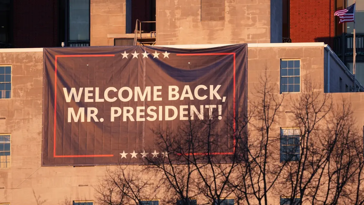 Amtseinführung Trump: 20.01.2025, USA, Washington: Ein Plakat mit dem Slogan "Welcome back, Mr. President" hängt in der Nähe der St. John's Episcopal Church gegenüber dem Weißen Haus, wo der designierte Präsident Donald Trump und seine Frau Melania am frühen Morgen an einem Gottesdienst teilnehmen werden, um den Tag von Trumps Amtseinführung zu beginnen. Foto: Matt Rourke/AP/dpa +++ dpa-Bildfunk +++