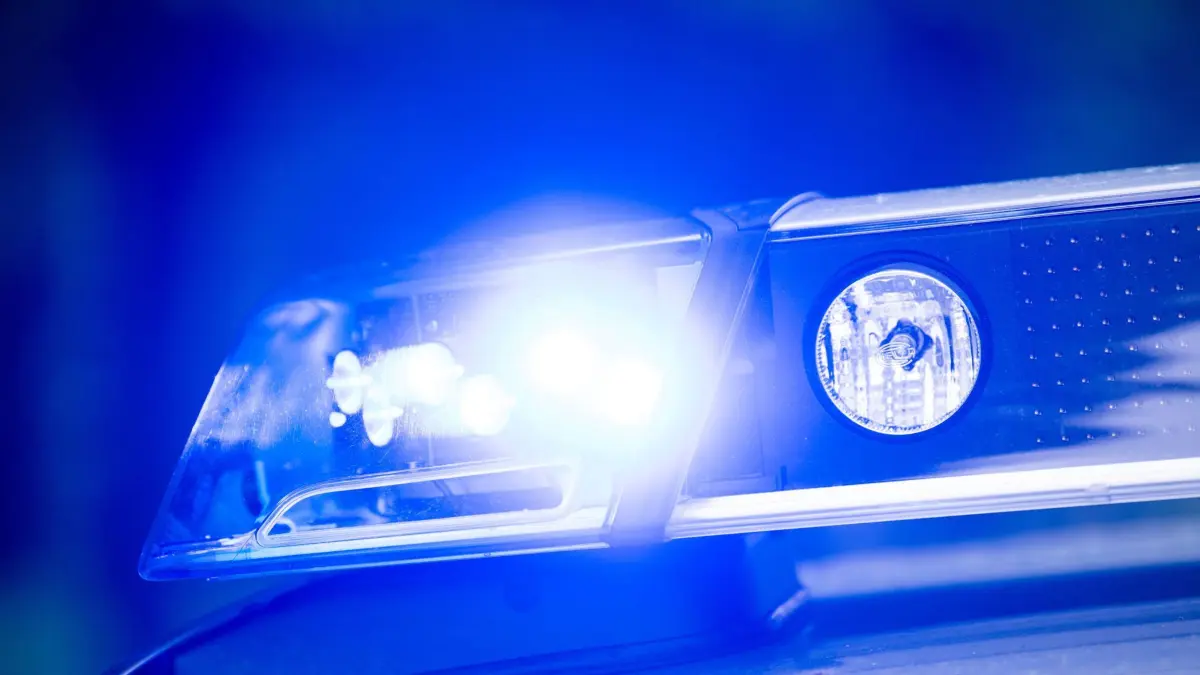 ARCHIV - 15.05.2019, Bayern, Dachau: Ein Blaulicht leuchtet an einer Polizeistreife. (zu dpa: «Räuber überfallen Kiosk in Reinickendorf») Foto: Lino Mirgeler/dpa +++ dpa-Bildfunk +++