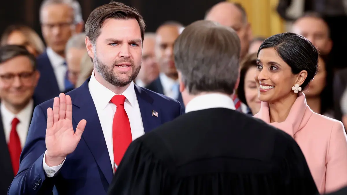Amtseinführung Trump: 20.01.2025, USA, Washington: JD Vance (l) wird von Supreme Court Justice Brett Kavanaugh als Vizepräsident vereidigt, während Usha Vance die Bibel während der Amtseinführung des Präsidenten in der Rotunde des US-Kapitols in Washington hält. Foto: Kevin Lamarque/Pool Reuters/AP/dpa +++ dpa-Bildfunk +++