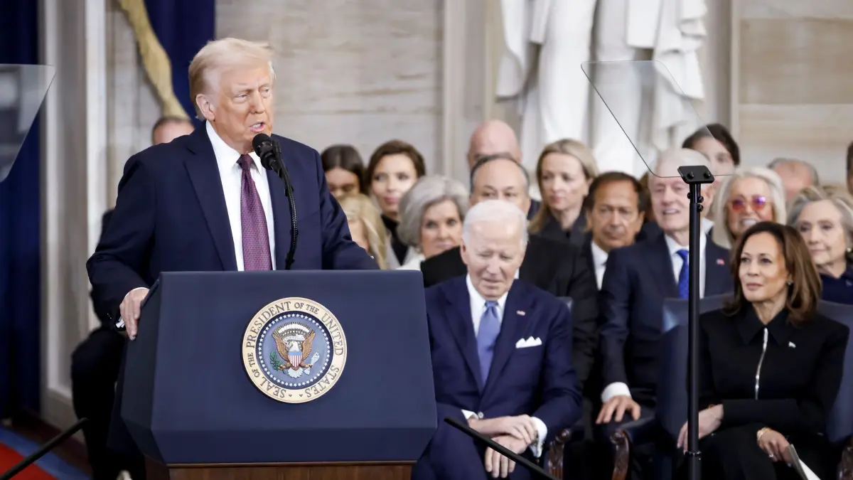 Amtseinführung Trump: 20.01.2025, USA, Washington: Präsident Donald Trump (l) spricht nach seiner Vereidigung zum Präsidenten der Vereinigten Staaten während der Amtseinführung des Präsidenten in der Rotunde des US-Kapitols in Washington, während der ehemalige Präsident Joe Biden (M) und die ehemalige Vizepräsidentin Kamala Harris zusehen. Foto: Shawn Thew/Pool EPA/AP/dpa +++ dpa-Bildfunk +++